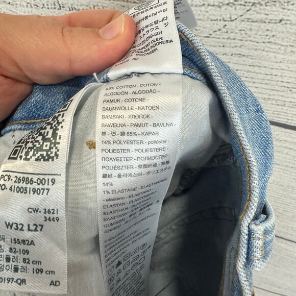 Levi's Women's High Waisted Medium Wash Mom Jeans Size 32 - Picture 8 of 8